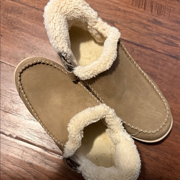 Cozy Women's Tan Slip-On Slippers - Picture 7 of 8